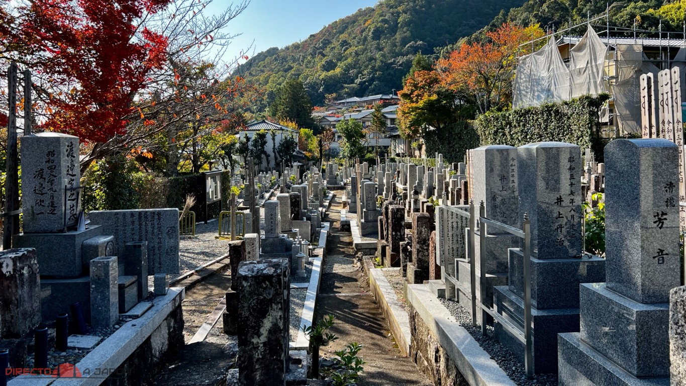 Cementerio dentro del Adashino NenbutsuJi