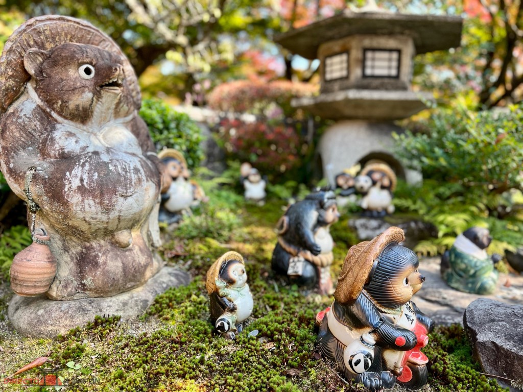 Estatuas en el templo Adashino