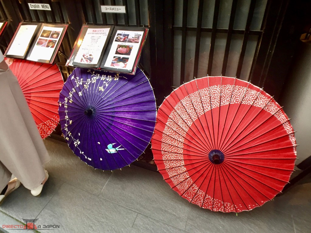 Parasoles japoneses tradicionales en la entrada de un restaurante de Pontocho, Kioto