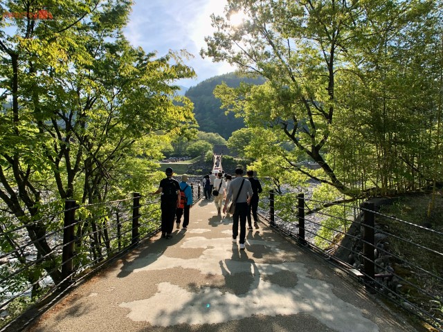 Puente colgante en Shirakawa Go