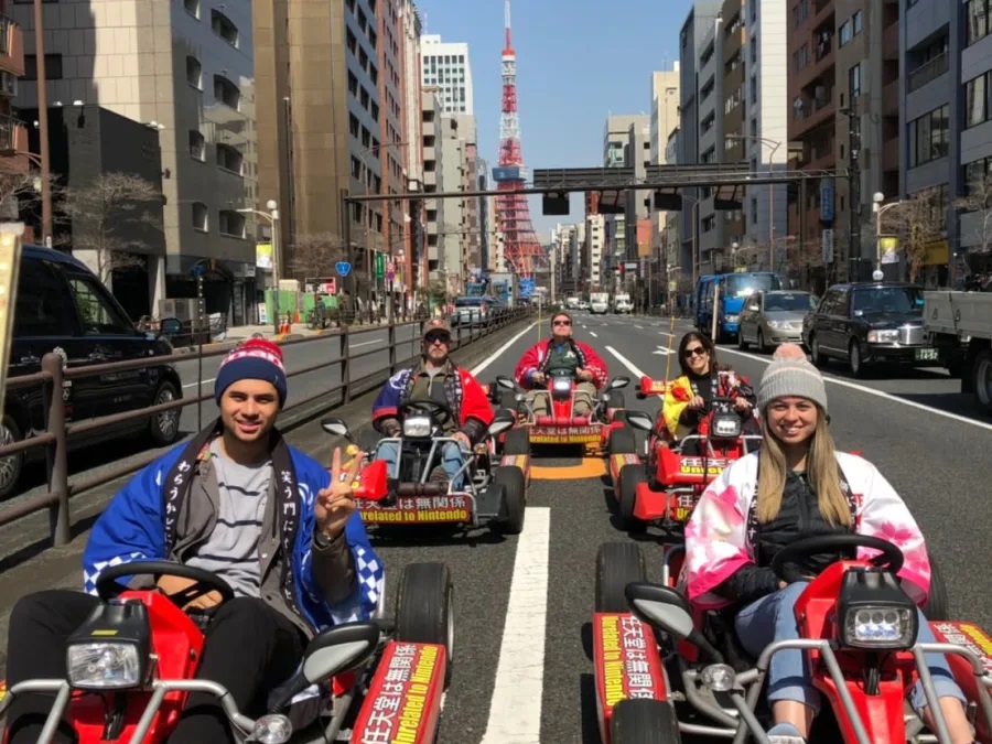 Grupo de turistas en Kart por la Tokio Tower