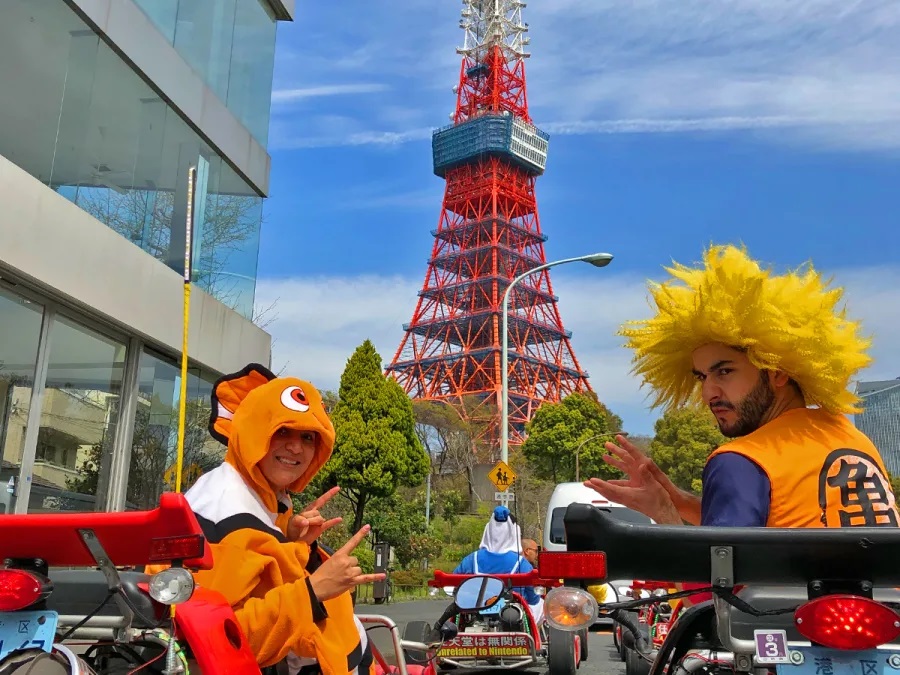 Turistas con disfraces de Bola de Dragón en kart por Tokio
