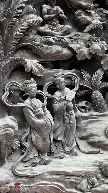 Detalles de la especacular madera grabada en el templo Taishakuten