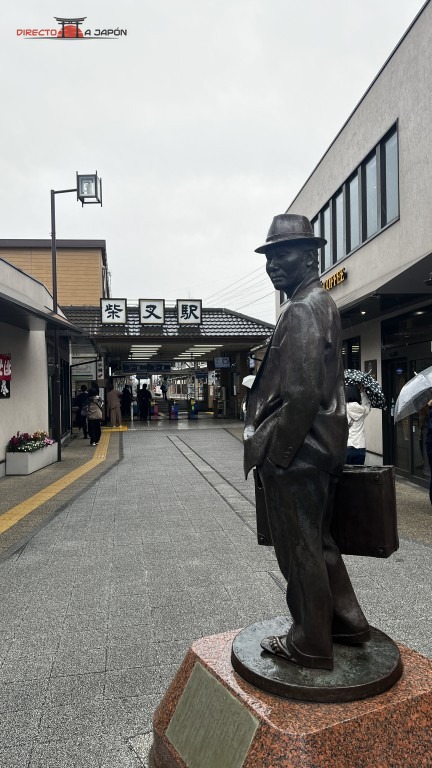 Torasan dando la bienvenida a la salida de la Estación de Shibamata